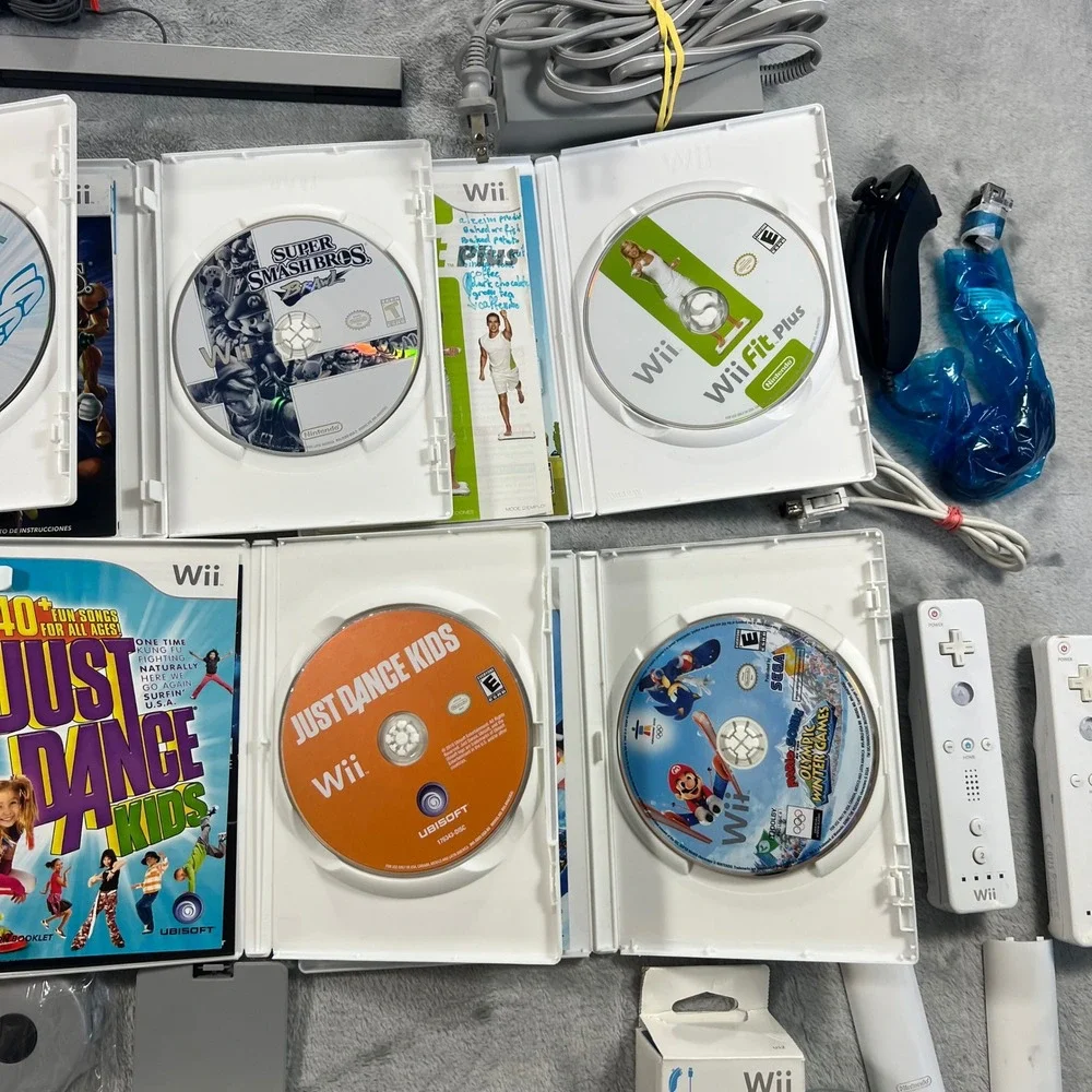 Nintendo Wii Bundle White Console 6‎ Games 2 Remotes Nunchucks Balance Board Fit